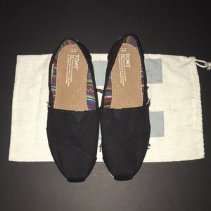 Classic womens black TOMS